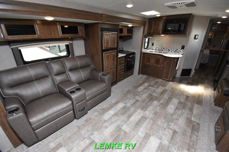 2019 Forest River Rockwood Ultra Lite 2906RS   - Photo 13 - Rocklin, CA 95677