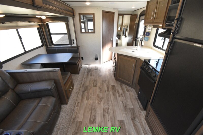 2019 Keystone Cougar Half-Ton 27RESWE   - Photo 5 - Rocklin, CA 95677