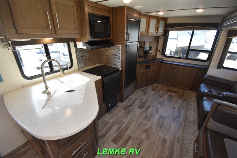 2019 Keystone Cougar Half-Ton 27RESWE   - Photo 13 - Rocklin, CA 95677