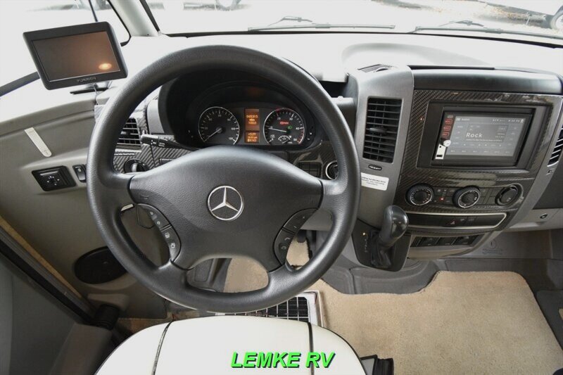 2014 Winnebago Via 25Q   - Photo 11 - Rocklin, CA 95677