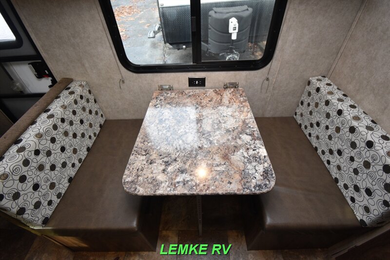 2016 Coachmen Clipper Ultra-Lite 17FQ   - Photo 16 - Rocklin, CA 95677