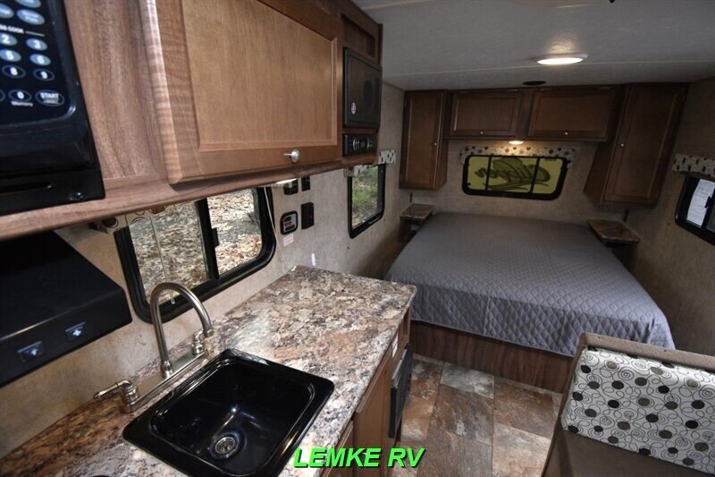 2016 Coachmen Clipper Ultra-Lite 17FQ   - Photo 17 - Rocklin, CA 95677