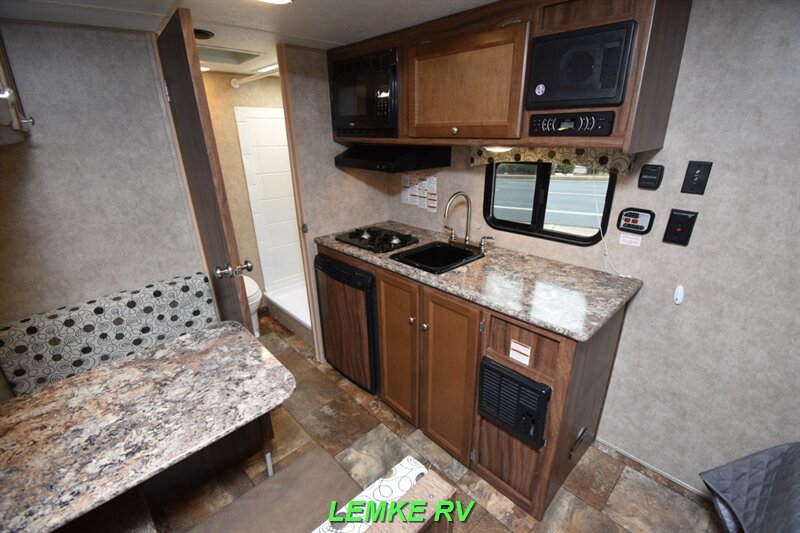 2016 Coachmen Clipper Ultra-Lite 17FQ   - Photo 11 - Rocklin, CA 95677