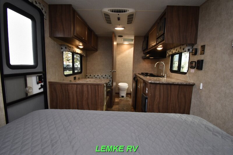 2016 Coachmen Clipper Ultra-Lite 17FQ   - Photo 15 - Rocklin, CA 95677