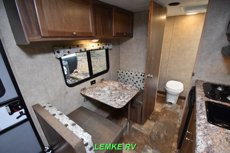 2016 Coachmen Clipper Ultra-Lite 17FQ   - Photo 12 - Rocklin, CA 95677