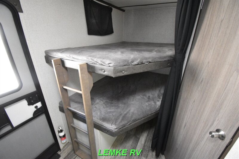2021 CrossRoads RV Volante 28BH   - Photo 19 - Rocklin, CA 95677