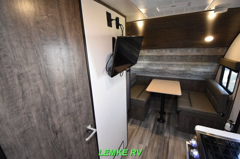 2022 Riverside RV Retro 165   - Photo 11 - Rocklin, CA 95677