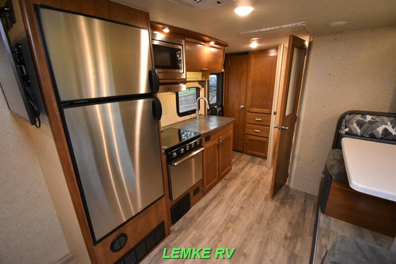 2020 Lance 1995   - Photo 13 - Rocklin, CA 95677