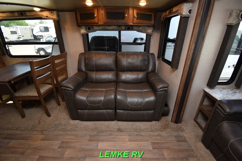 2017 Keystone Cougar 30RLI   - Photo 24 - Rocklin, CA 95677