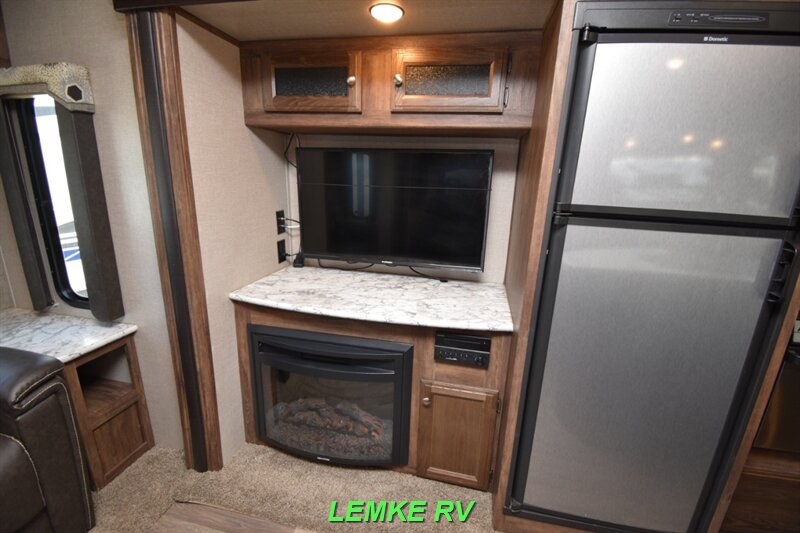 2017 Keystone Cougar 30RLI   - Photo 25 - Rocklin, CA 95677