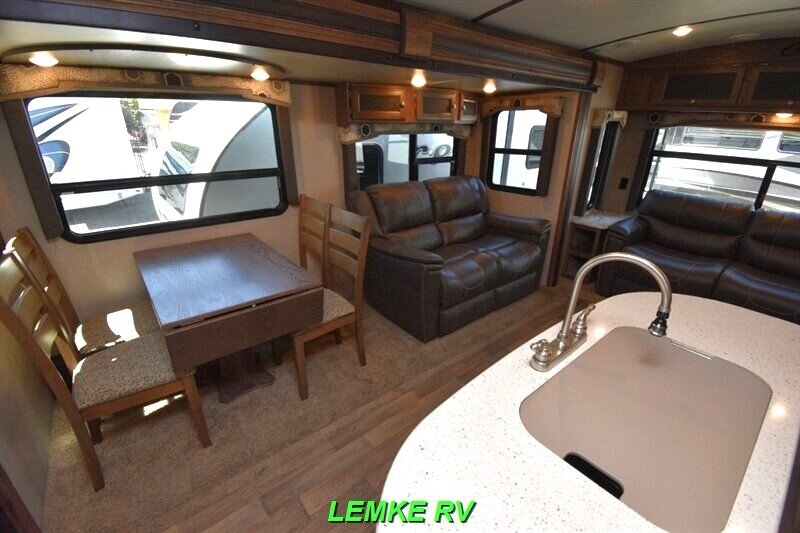 2017 Keystone Cougar 30RLI   - Photo 11 - Rocklin, CA 95677