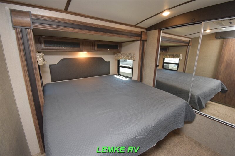 2017 Keystone Cougar 30RLI   - Photo 17 - Rocklin, CA 95677