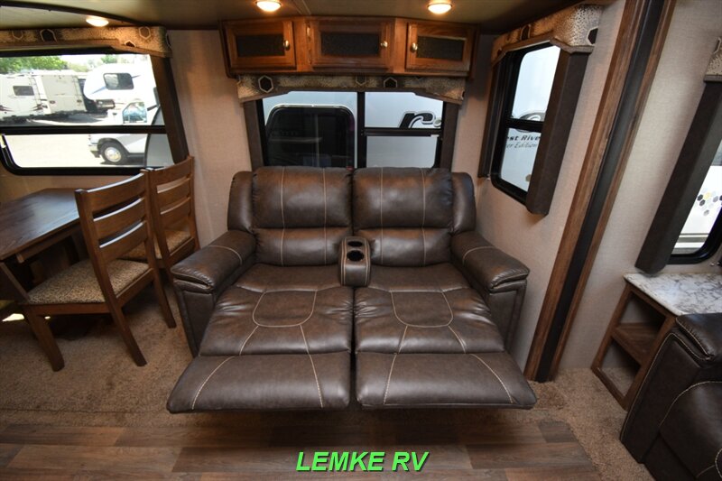 2017 Keystone Cougar 30RLI   - Photo 16 - Rocklin, CA 95677