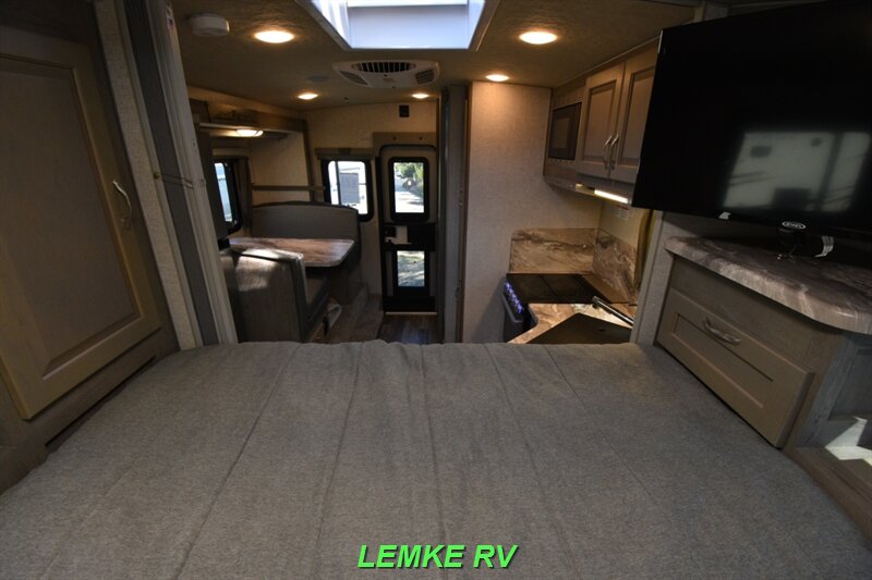 2024 Northwood Arctic Fox 811   - Photo 19 - Rocklin, CA 95677