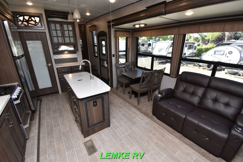 2019 Keystone Avalanche 321RS   - Photo 12 - Rocklin, CA 95677