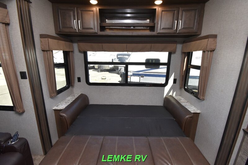 2019 Keystone Avalanche 321RS   - Photo 22 - Rocklin, CA 95677