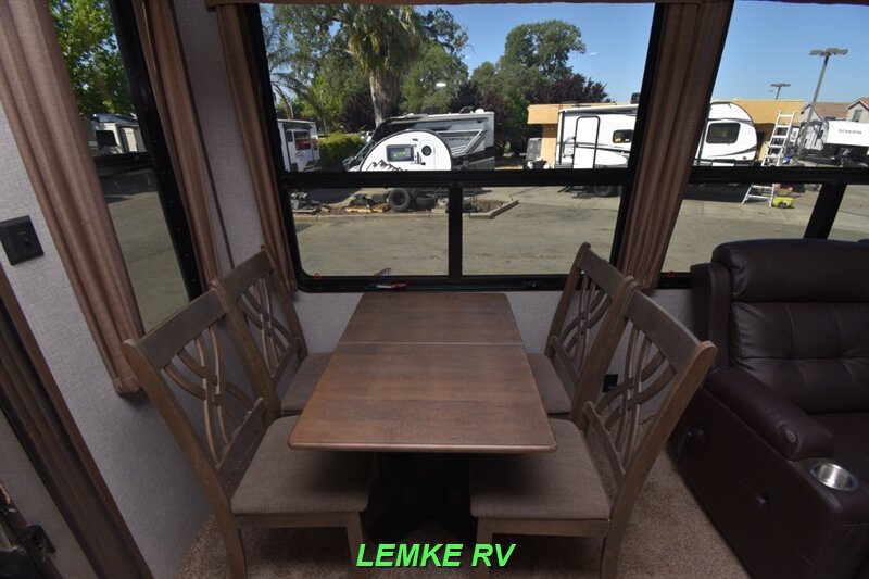 2019 Keystone Avalanche 321RS   - Photo 14 - Rocklin, CA 95677