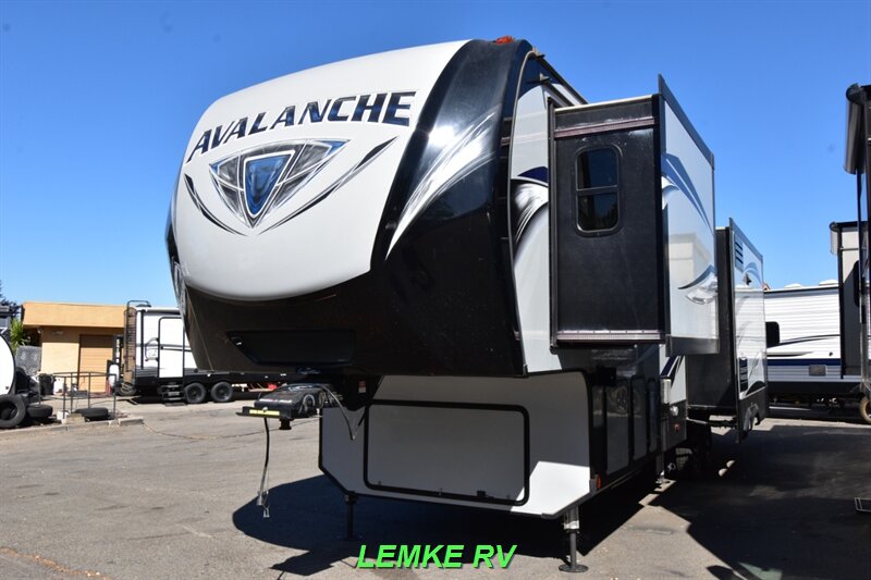 2019 Keystone Avalanche 321RS   - Photo 6 - Rocklin, CA 95677