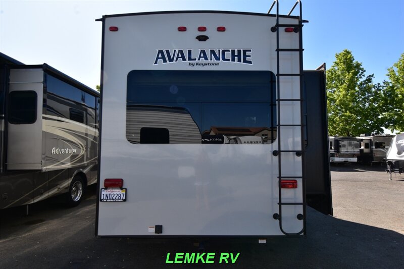 2019 Keystone Avalanche 321RS   - Photo 8 - Rocklin, CA 95677