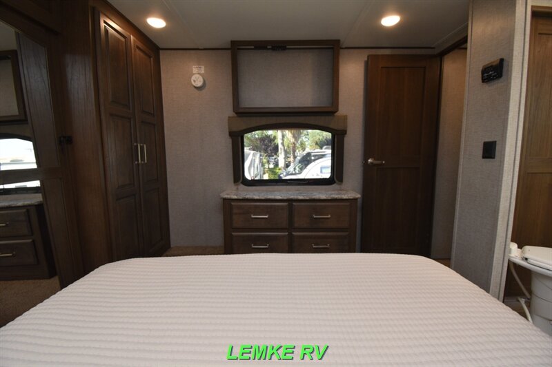 2019 Keystone Avalanche 321RS   - Photo 19 - Rocklin, CA 95677