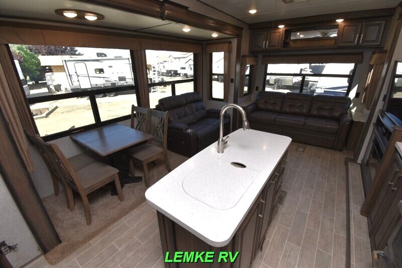 2019 Keystone Avalanche 321RS   - Photo 12 - Rocklin, CA 95677