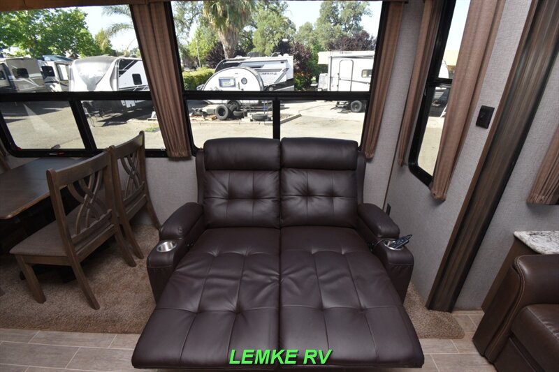 2019 Keystone Avalanche 321RS   - Photo 25 - Rocklin, CA 95677