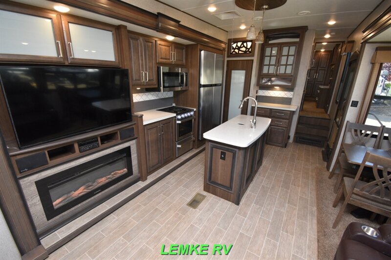 2019 Keystone Avalanche 321RS   - Photo 16 - Rocklin, CA 95677