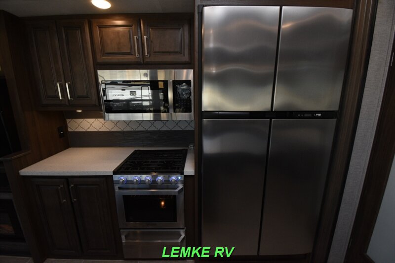 2019 Keystone Avalanche 321RS   - Photo 11 - Rocklin, CA 95677