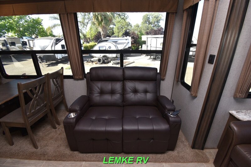 2019 Keystone Avalanche 321RS   - Photo 20 - Rocklin, CA 95677