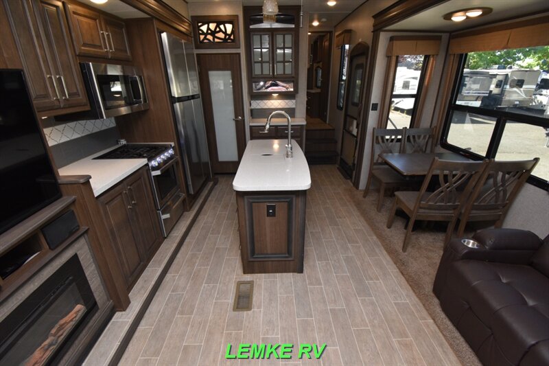 2019 Keystone Avalanche 321RS   - Photo 5 - Rocklin, CA 95677
