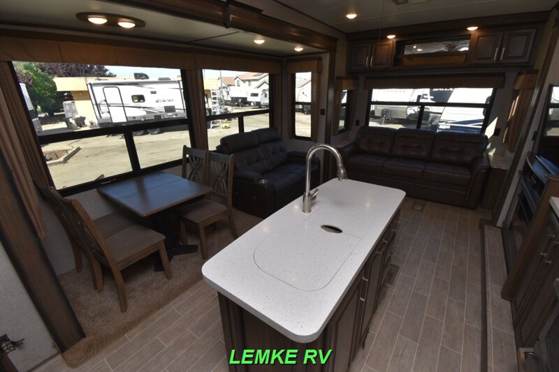2019 Keystone Avalanche 321RS   - Photo 13 - Rocklin, CA 95677