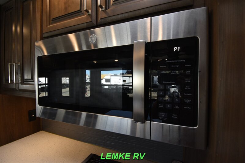 2019 Keystone Avalanche 321RS   - Photo 23 - Rocklin, CA 95677