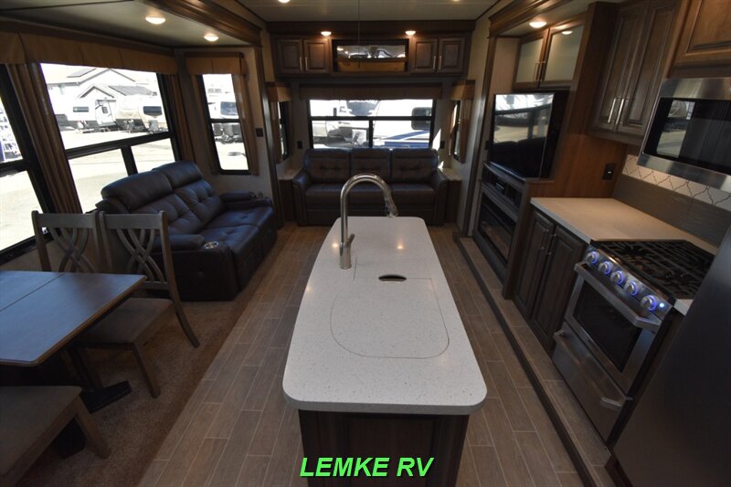 2019 Keystone Avalanche 321RS   - Photo 2 - Rocklin, CA 95677