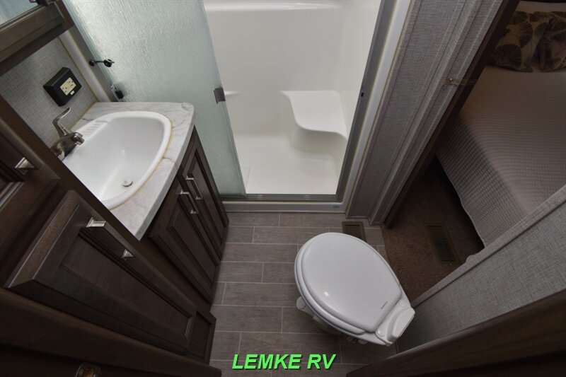 2019 Keystone Avalanche 321RS   - Photo 15 - Rocklin, CA 95677