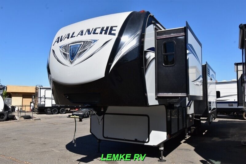 2019 Keystone Avalanche 321RS   - Photo 6 - Rocklin, CA 95677
