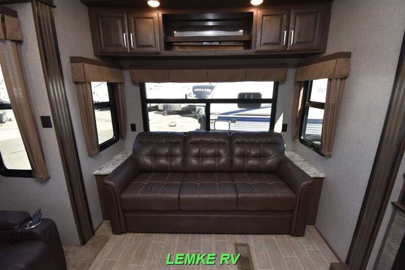 2019 Keystone Avalanche 321RS   - Photo 21 - Rocklin, CA 95677
