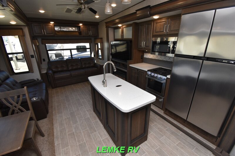 2019 Keystone Avalanche 321RS   - Photo 10 - Rocklin, CA 95677
