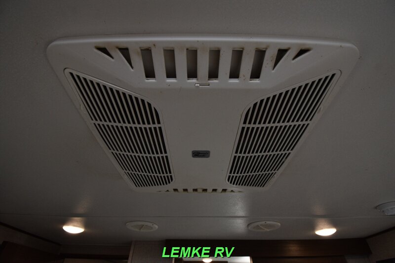 2019 Keystone Avalanche 321RS   - Photo 27 - Rocklin, CA 95677