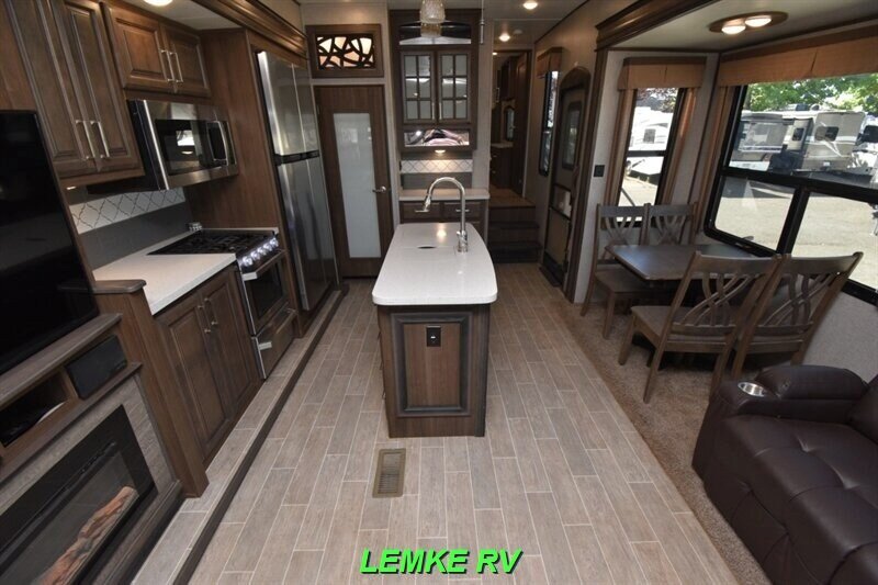 2019 Keystone Avalanche 321RS   - Photo 5 - Rocklin, CA 95677