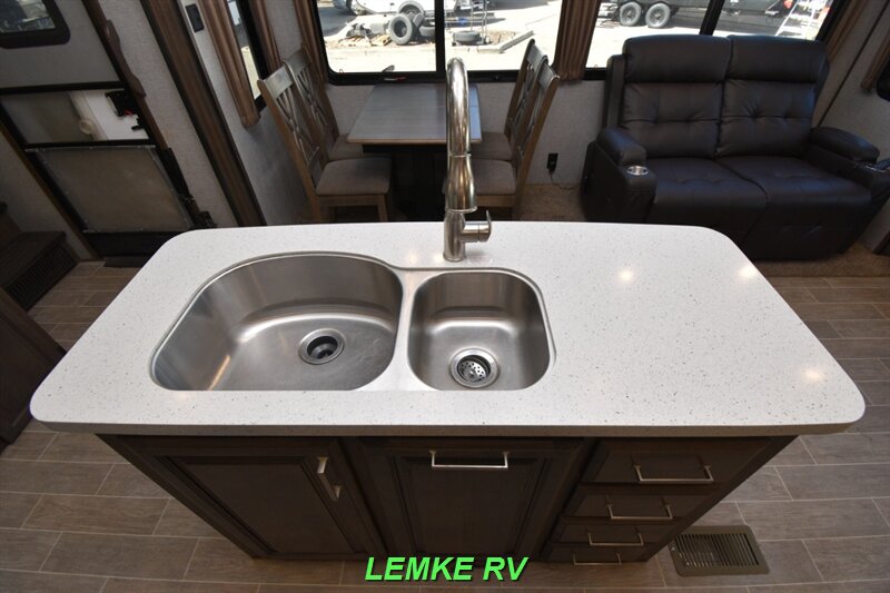 2019 Keystone Avalanche 321RS   - Photo 24 - Rocklin, CA 95677