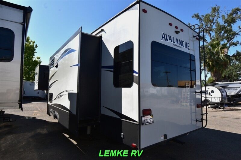2019 Keystone Avalanche 321RS   - Photo 7 - Rocklin, CA 95677