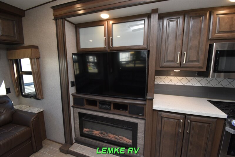 2019 Keystone Avalanche 321RS   - Photo 26 - Rocklin, CA 95677