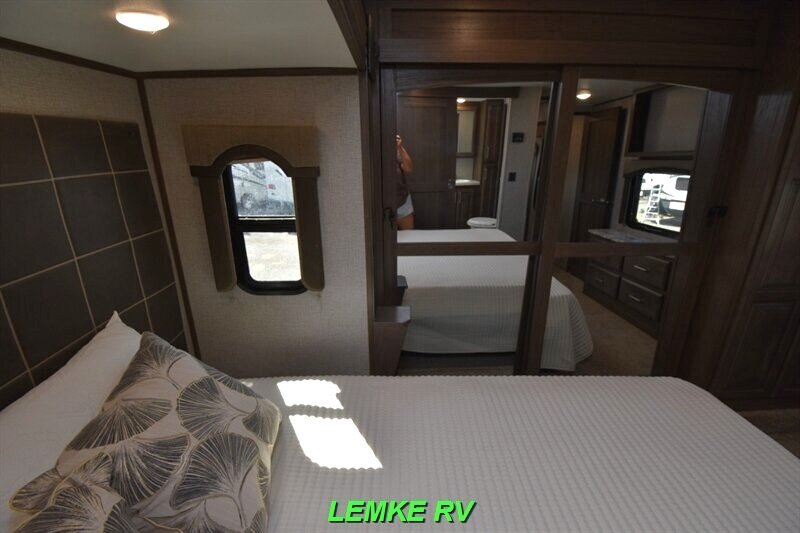 2019 Keystone Avalanche 321RS   - Photo 16 - Rocklin, CA 95677