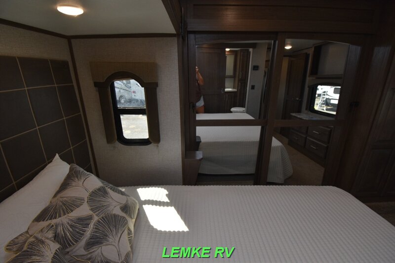 2019 Keystone Avalanche 321RS   - Photo 18 - Rocklin, CA 95677