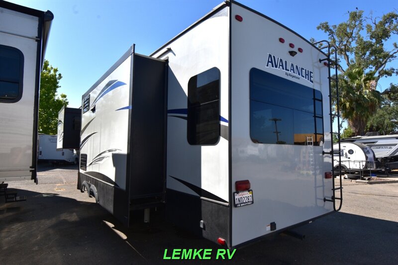 2019 Keystone Avalanche 321RS   - Photo 7 - Rocklin, CA 95677