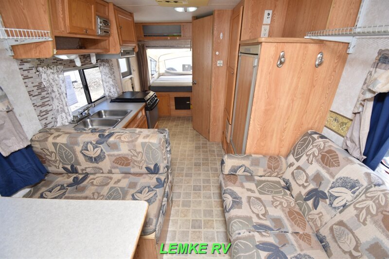 2003 R-Vision Trail-Lite Bantam 19   - Photo 2 - Rocklin, CA 95677