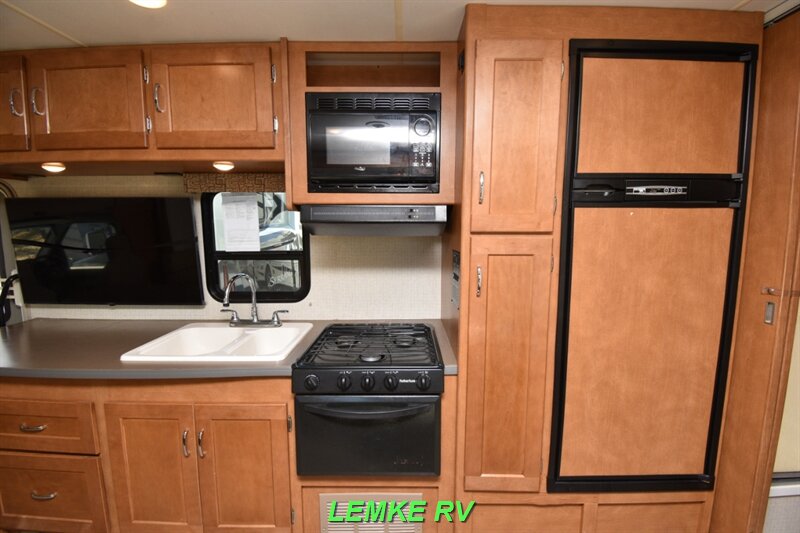 2016 Winnebago Minnie Winnie 31K   - Photo 13 - Rocklin, CA 95677