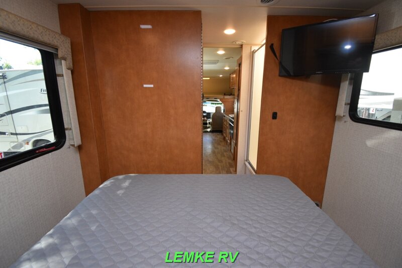 2016 Winnebago Minnie Winnie 31K   - Photo 19 - Rocklin, CA 95677