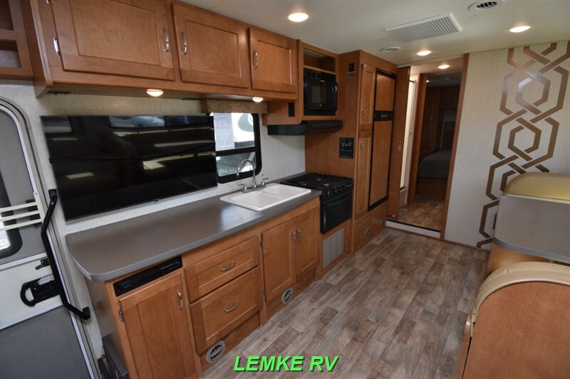 2016 Winnebago Minnie Winnie 31K   - Photo 11 - Rocklin, CA 95677