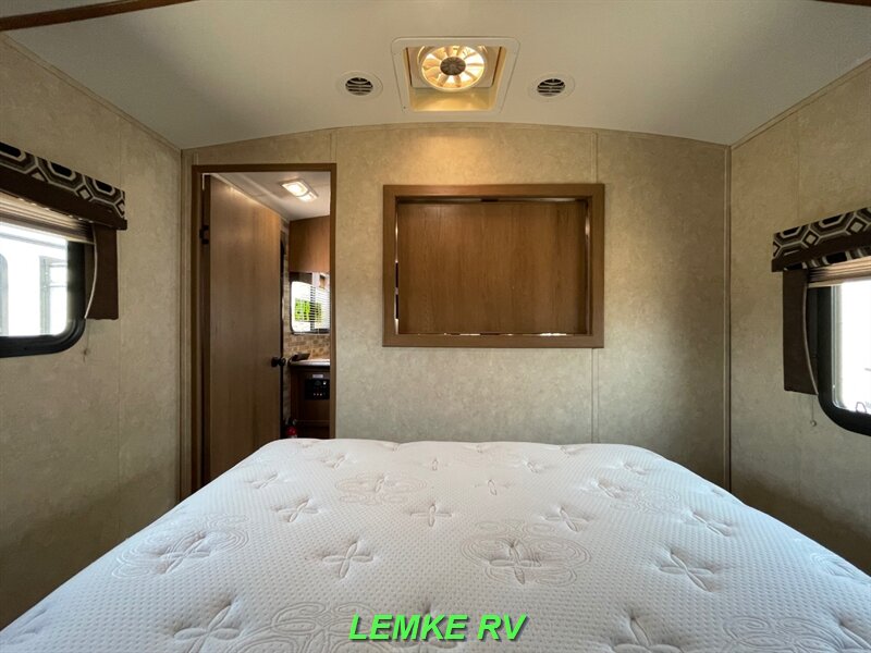 2015 Cruiser RV Radiance 28BHSS   - Photo 15 - Rocklin, CA 95677